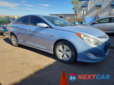 Czwarte zdjęcie samochodu z boku: 2013 HYUNDAI SONATA HYBRID BASE VIN:KMHEC4A40DA076920 - miniatura