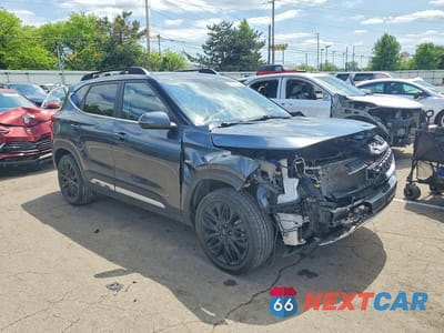 Czwarte zdjęcie samochodu z boku: 2022 KIA SELTOS NIGHTFALL VIN:KNDEUCA21N7244637 - miniatura
