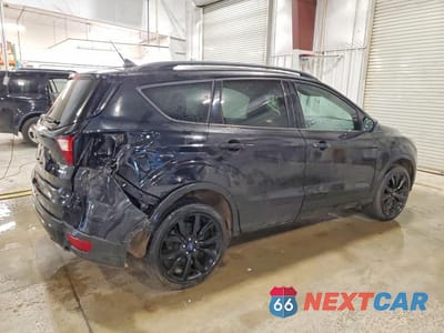 Trzecie zdjęcie samochodu z tyłu: 2019 FORD ESCAPE SE VIN:1FMCU9GD0KUA80003 - miniatura