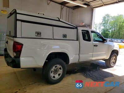 Trzecie zdjęcie samochodu z tyłu: 2018 TOYOTA TACOMA SR VIN:5TFRX5GN4JX107014 - miniatura