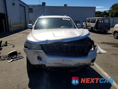 Piąte zdjęcie samochodu w środku: 2011 JEEP GRAND CHEROKEE LAREDO VIN:1J4RS4GG7BC554420 - miniatura