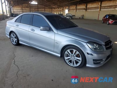 Czwarte zdjęcie samochodu z boku: 2012 MERCEDES-BENZ C 250 VIN:WDDGF4HBXCA668130 - miniatura