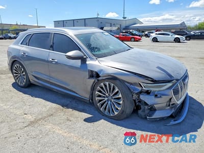 Czwarte zdjęcie samochodu z boku: 2019 AUDI E-TRON PRESTIGE VIN:WA1VAAGE7KB024954 - miniatura