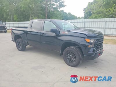 Czwarte zdjęcie samochodu z boku: 2026 CHEVROLET SILVERADO K1500 TRAIL BOSS CUSTOM VIN:3GCPKCEKXTG144952 - miniatura