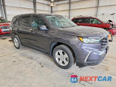 Czwarte zdjęcie samochodu z boku: 2023 HONDA PILOT LX VIN:5FNYG2H24PB010705 - miniatura