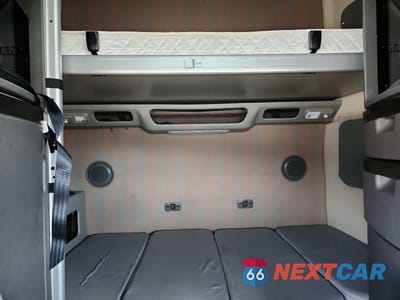 Zdjęcie 6 z 10 samochodu: 2022 VOLVO VNL SEMI TRUCK VIN:4V4NC9EH8NN303803 - miniatura