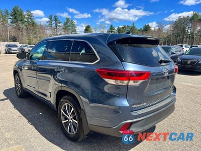 Trzecie zdjęcie samochodu z tyłu: 2018 TOYOTA HIGHLANDER XLE VIN:5TDJZRFH5JS862429 - miniatura