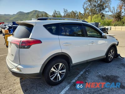 Trzecie zdjęcie samochodu z tyłu: 2018 TOYOTA RAV4 XLE VIN:JTMWFREV1JJ173457 - miniatura