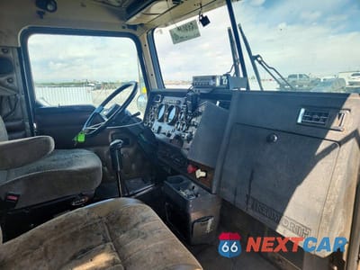 Piąte zdjęcie samochodu w środku: 1999 KENWORTH CONSTRUCTI - SEMI TRUCK VIN:1XKDD69X2XR817022 - miniatura