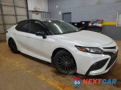 Czwarte zdjęcie samochodu z boku: 2022 TOYOTA CAMRY HYBRID XSE VIN:4T1K31AK0NU033257 - miniatura