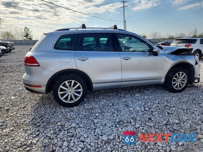 Trzecie zdjęcie samochodu z tyłu: 2015 VOLKSWAGEN TOUAREG V6 VIN:WVGEF9BP7FD002831 - miniatura