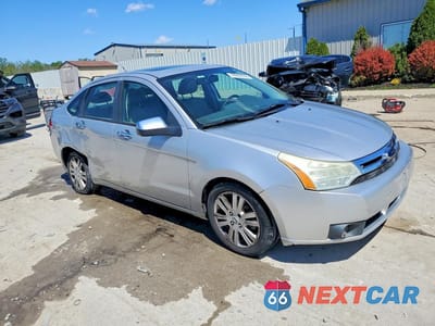 Czwarte zdjęcie samochodu z boku: 2010 FORD FOCUS SEL VIN:1FAHP3HN1AW212040 - miniatura