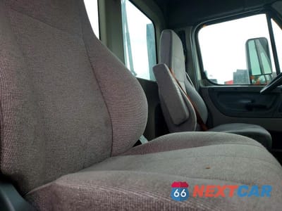 Zdjęcie 6 z 10 samochodu: 2019 FREIGHTLINER CASCADIA 125 SEMI TRUCK VIN:3AKJGEDV6KSKV1431 - miniatura