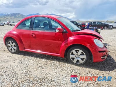 Czwarte zdjęcie samochodu z boku: 2010 VOLKSWAGEN NEW BEETLE VIN:3VWPW3AGXAM015014 - miniatura