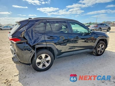 Trzecie zdjęcie samochodu z tyłu: 2021 TOYOTA RAV4 XLE VIN:2T3W1RFV8MW137669 - miniatura