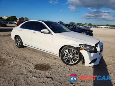 Czwarte zdjęcie samochodu z boku: 2016 MERCEDES-BENZ C 300 VIN:WDDWF4JB2GR140823 - miniatura