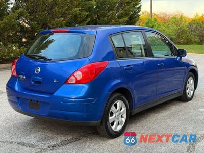 Czwarte zdjęcie samochodu z boku: 2009 NISSAN VERSA 1.8 S VIN:3N1BC13EX9L416301 - miniatura