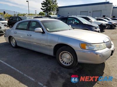 Czwarte zdjęcie samochodu z boku: 2002 LINCOLN TOWN CAR EXECUTIVE VIN:1LNHM81W12Y661352 - miniatura