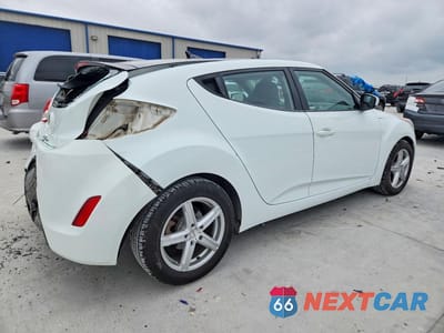 Trzecie zdjęcie samochodu z tyłu: 2013 HYUNDAI VELOSTER BASE VIN:KMHTC6AD7DU101328 - miniatura