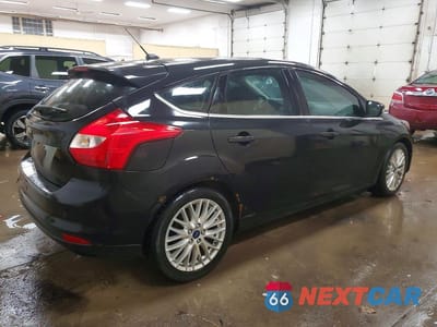 Trzecie zdjęcie samochodu z tyłu: 2013 FORD FOCUS TITANIUM VIN:1FADP3N24DL304015 - miniatura