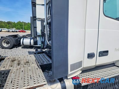 Zdjęcie 6 z 10 samochodu: 2017 VOLVO VNL SEMI TRUCK VIN:4V4N39TG1HN988144 - miniatura