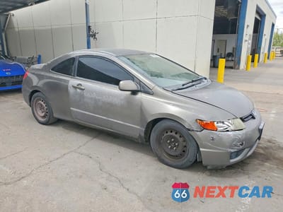 Czwarte zdjęcie samochodu z boku: 2008 HONDA CIVIC LX VIN:2HGFG11658H549264 - miniatura