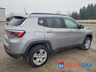 Trzecie zdjęcie samochodu z tyłu: 2022 JEEP COMPASS LATITUDE VIN:3C4NJDBB1NT233646 - miniatura