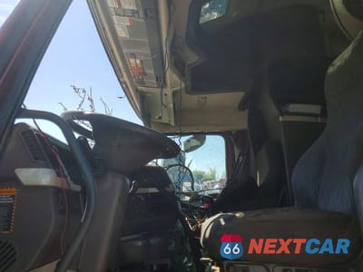 Piąte zdjęcie samochodu w środku: 2015 VOLVO VNL SEMI TRUCK VIN:4V4NC9TKXFN925559 - miniatura