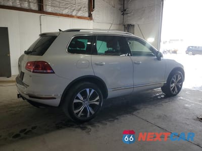 Trzecie zdjęcie samochodu z tyłu: 2017 VOLKSWAGEN TOUAREG WOLFSBURG VIN:WVGRF7BP1HD000355 - miniatura