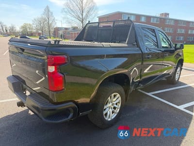 Czwarte zdjęcie samochodu z boku: 2021 CHEVROLET SILVERADO K1500 VIN:3GCUYAEF8MG209825 - miniatura