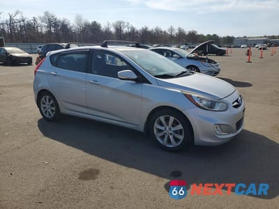 Czwarte zdjęcie samochodu z boku: 2013 HYUNDAI ACCENT SE VIN:KMHCU5AE7DU105153 - miniatura