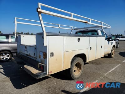 Trzecie zdjęcie samochodu z tyłu: 2008 FORD F350 SUPER DUTY UTILITY / SERVICE TRUCK VIN:1FDWF36518EA18952 - miniatura