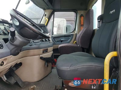Piąte zdjęcie samochodu w środku: 2018 FREIGHTLINER CASCADIA 113 SEMI TRUCK VIN:1FUBGAD95JLJS1005 - miniatura