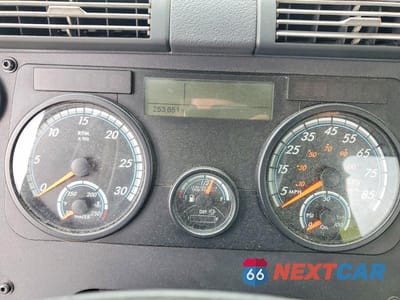 Zdjęcie 8 z 10 samochodu: 2019 FREIGHTLINER CASCADIA 125 SEMI TRUCK VIN:3AKJGEDV6KSKV1431 - miniatura