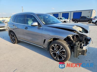 Czwarte zdjęcie samochodu z boku: 2025 BMW X5 XDRIVE40I VIN:5UX23EU01S9Y95373 - miniatura