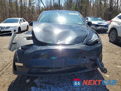 Piąte zdjęcie samochodu w środku: 2023 TESLA MODEL Y VIN:LRWYGDEEXPC266657 - miniatura