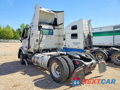 Trzecie zdjęcie samochodu z tyłu: 2023 VOLVO VNR SEMI TRUCK VIN:4V4W39EG3PN332270 - miniatura