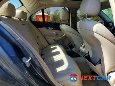 Zdjęcie 10 z 12 samochodu: 2015 MERCEDES-BENZ C 300 4MATIC VIN:55SWF4KB8FU024831 - miniatura