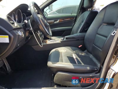 Zdjęcie 7 z 13 samochodu: 2014 MERCEDES-BENZ C 250 VIN:WDDGF4HB3EG249441 - miniatura