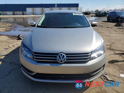 Piąte zdjęcie samochodu w środku: 2013 VOLKSWAGEN PASSAT S VIN:1VWAP7A37DC148553 - miniatura