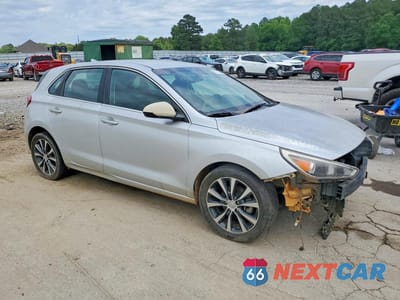 Czwarte zdjęcie samochodu z boku: 2018 HYUNDAI ELANTRA GT BASE VIN:KMHH35LE6JU018166 - miniatura