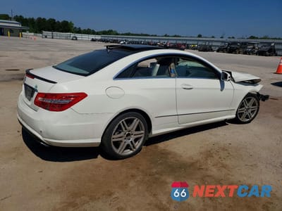 Trzecie zdjęcie samochodu z tyłu: 2010 MERCEDES-BENZ E 550 VIN:WDDKJ7CB6AF042995 - miniatura