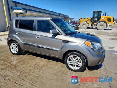 Czwarte zdjęcie samochodu z boku: 2010 KIA SOUL + VIN:KNDJT2A27A7179847 - miniatura