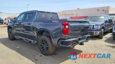 Trzecie zdjęcie samochodu z tyłu: 2021 CHEVROLET SILVERADO K1500 TRAIL BOSS CUSTOM VIN:1GCPYCEF4MZ289181 - miniatura