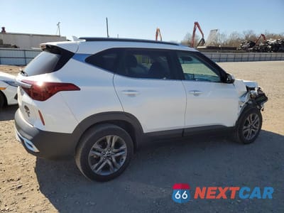 Trzecie zdjęcie samochodu z tyłu: 2023 KIA SELTOS S VIN:KNDEU2AA5P7438088 - miniatura