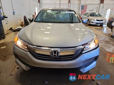 Piąte zdjęcie samochodu w środku: 2017 HONDA ACCORD LX VIN:1HGCR2F30HA207897 - miniatura