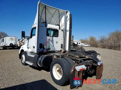 Trzecie zdjęcie samochodu z tyłu: 2016 KENWORTH T680 SEMI TRUCK VIN:1XKYA48X7GJ496707 - miniatura