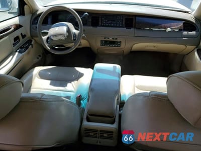 Zdjęcie 8 z 11 samochodu: 2000 LINCOLN TOWN CAR EXECUTIVE VIN:1LNHM81WXYY935382 - miniatura