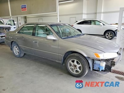 Czwarte zdjęcie samochodu z boku: 1999 TOYOTA CAMRY LE VIN:4T1BG22K7XU600740 - miniatura