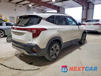 Trzecie zdjęcie samochodu z tyłu: 2024 KIA SELTOS S VIN:KNDEUCAA0R7607362 - miniatura